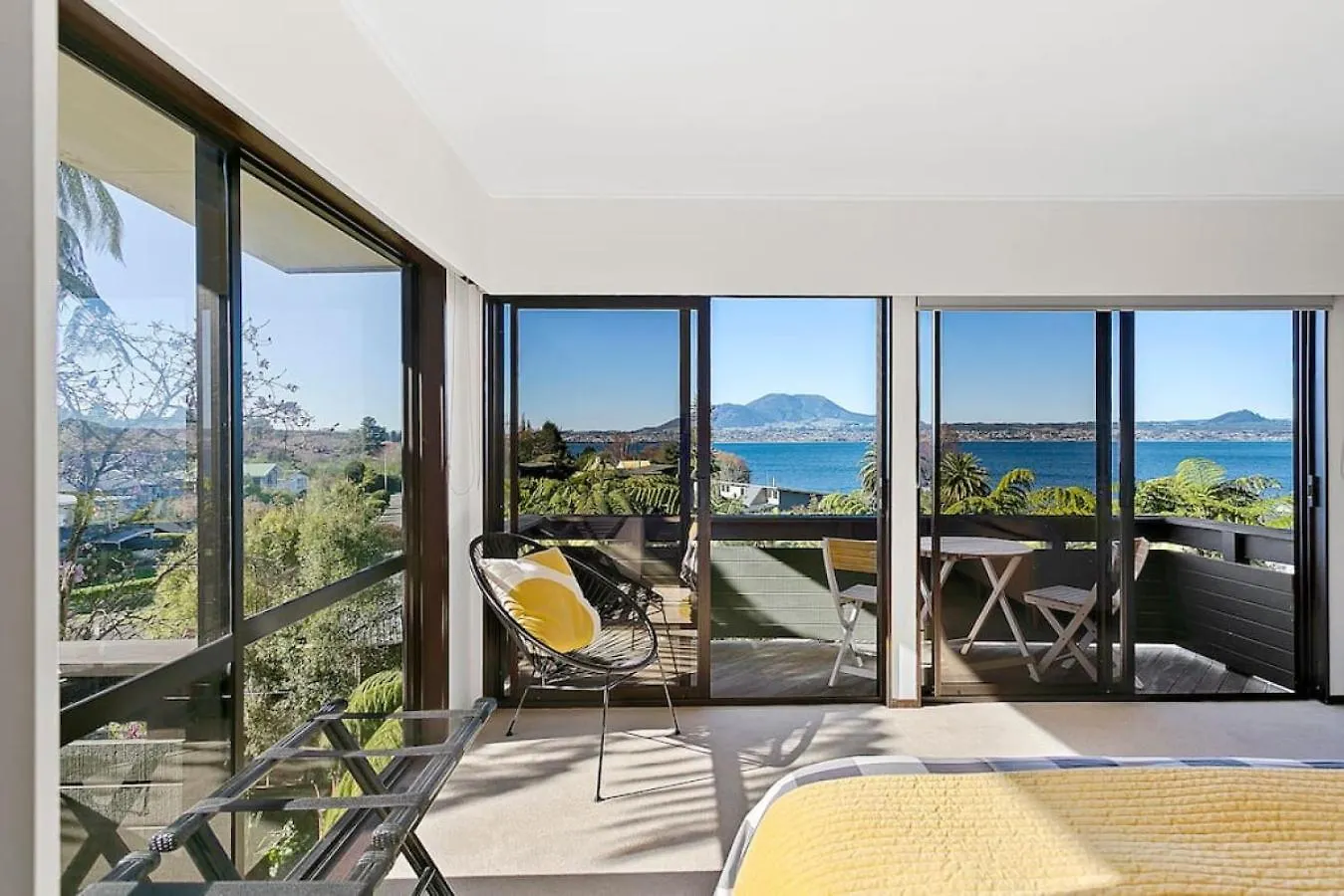 Apartment Modern Private Retreat With Balcony And Lake Views Taupo