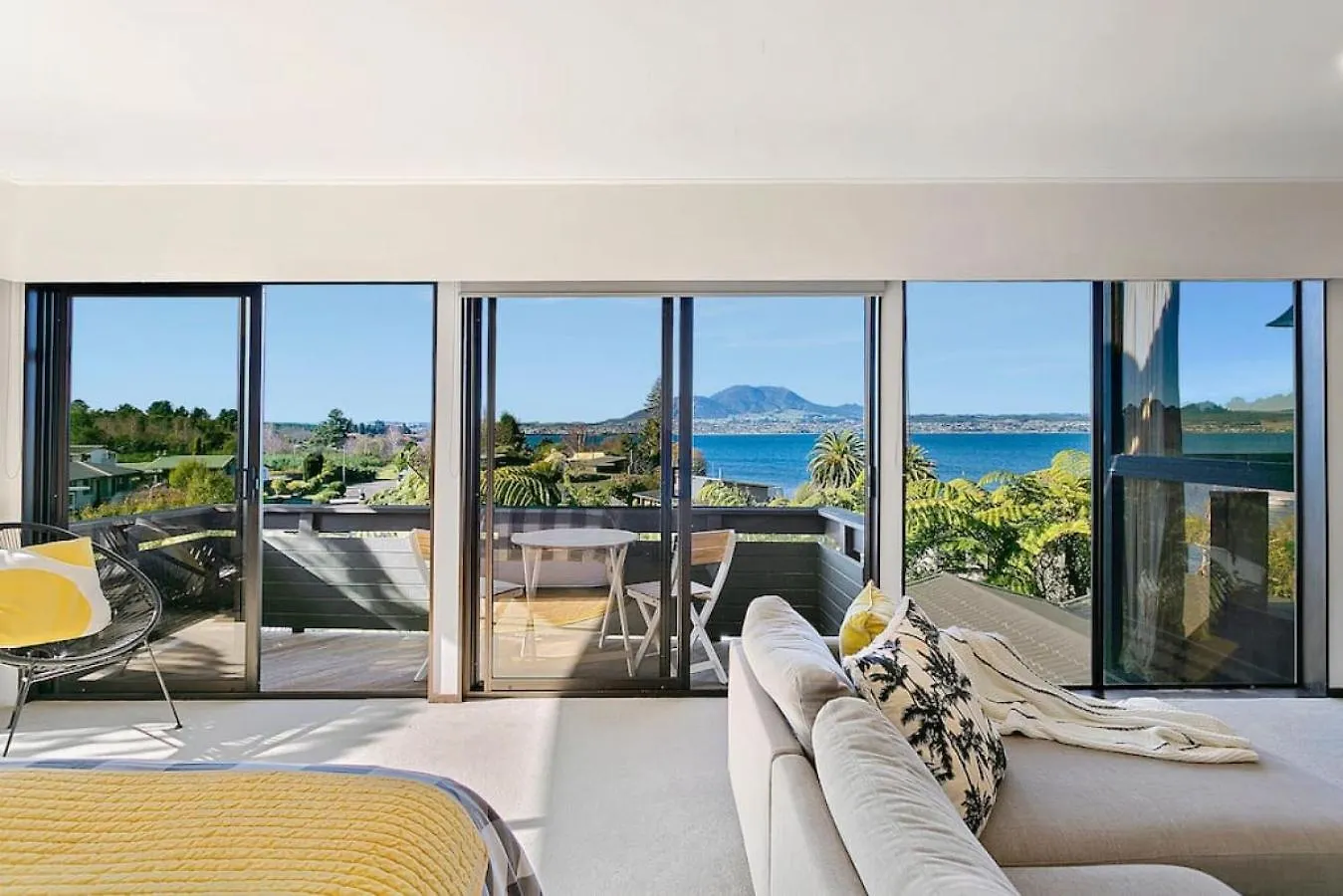 Modern Private Retreat With Balcony And Lake Views Taupo