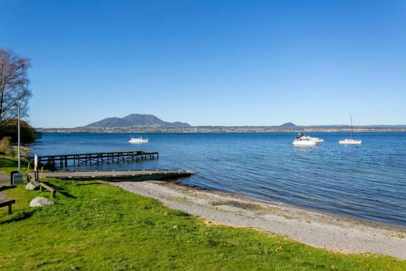 Apartment Modern Private Retreat With Balcony And Lake Views Taupo New Zealand