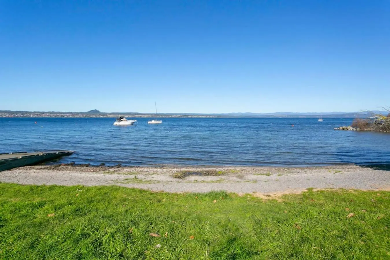 Modern Private Retreat With Balcony And Lake Views Taupo 0*,