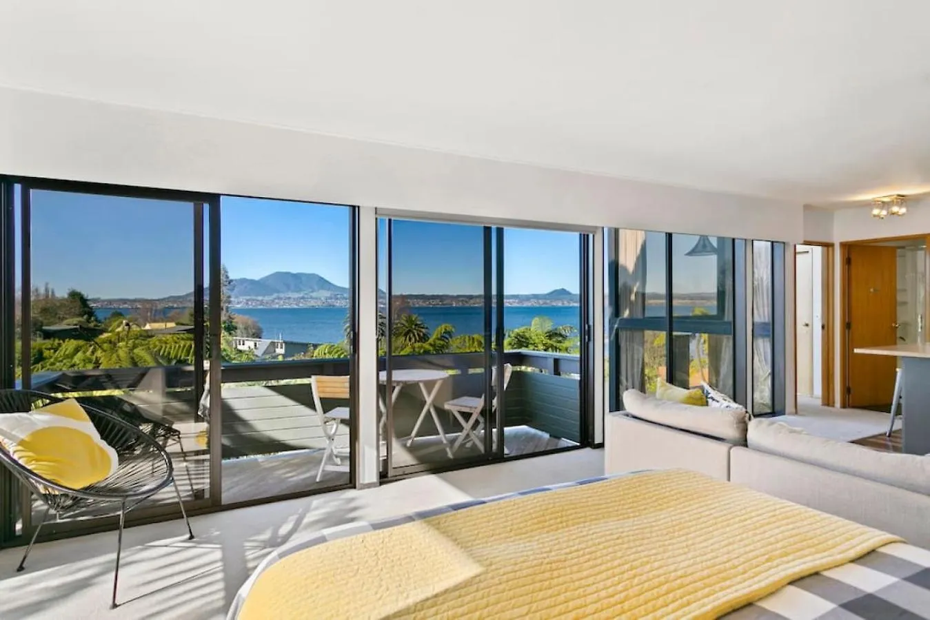 Modern Private Retreat With Balcony And Lake Views Taupo Apartment